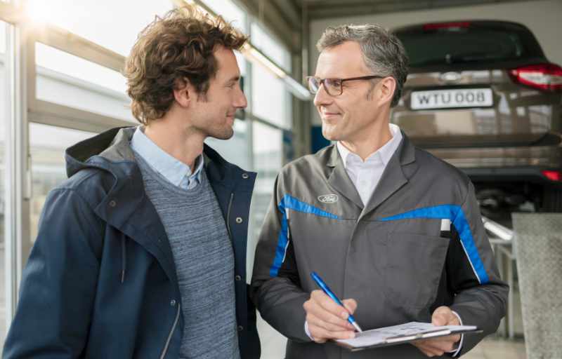 Zwei Automechaniker in Werkstatt